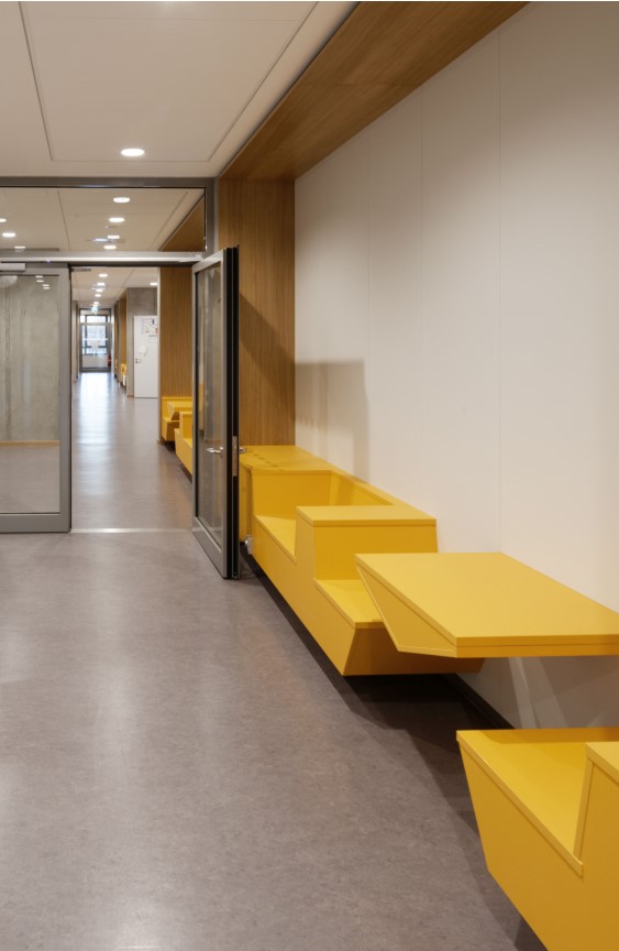 Neue Lernumgebungen durch Sitzgelegenheiten an vorhandenen Wänden