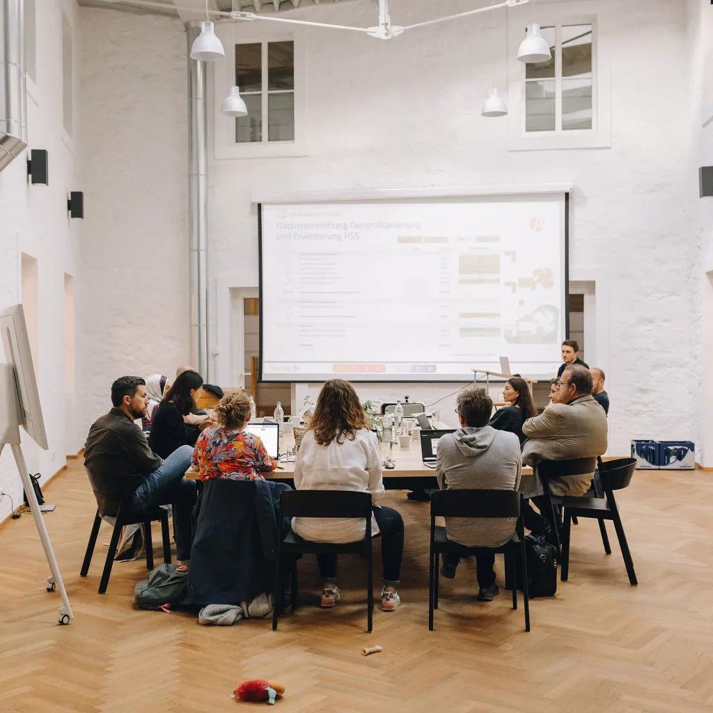 Teamarbeit, Architekten und Pädagogen für Raumkonzepte der beruflichen Bildung