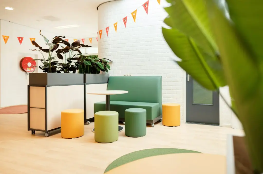 Einrichtungskonzepte für Schulen. Foto: Einrichtung/Sitzecke von Eromesmarko in grün/gelb