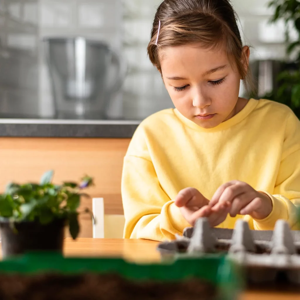 Haltung in der Schulentwicklung - Mädchen pflanzt Samen im Unterricht
