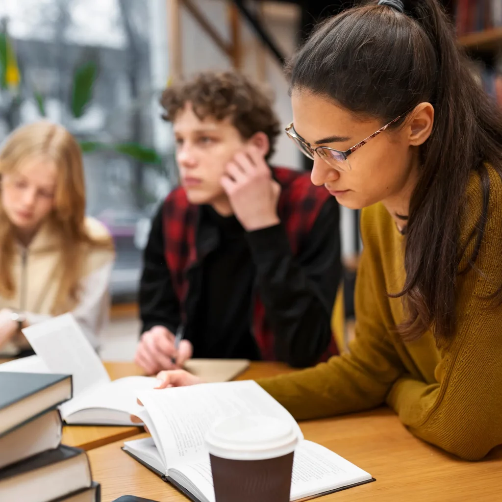 Bildung als Schlüssel für nachhaltige Entwicklung - Schüler an einem Tisch