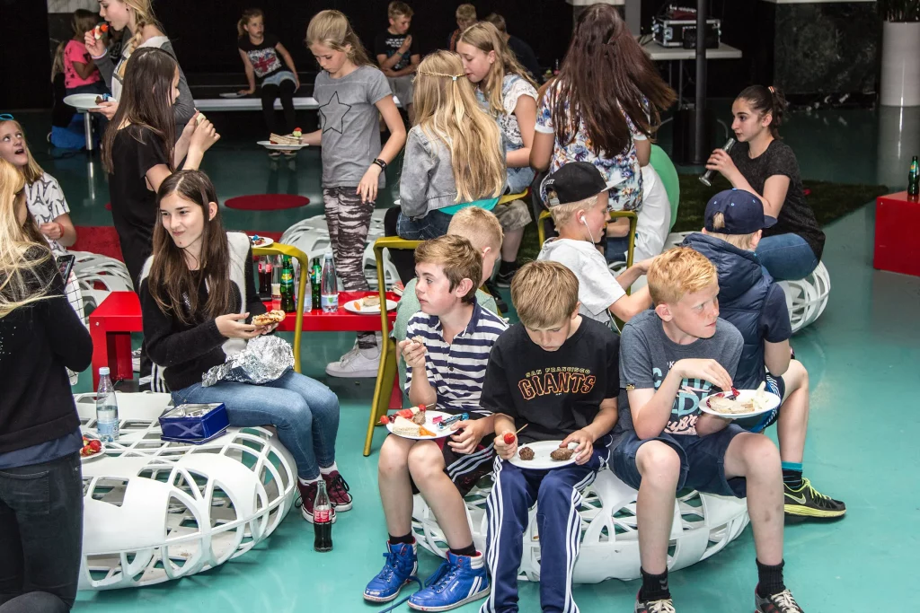 PBL Angebote bei conceptk - Gruppe Schüler beim Mittagessen